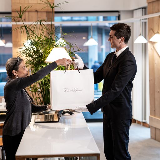 Deluxy consegna a casa in guanti bianchi colazioni, regali fiori e sorprese a Milano, Roma con consegna dai nostri Valet in giacca, cravatta e guanti bianchi per stupire chi ami con regali originali