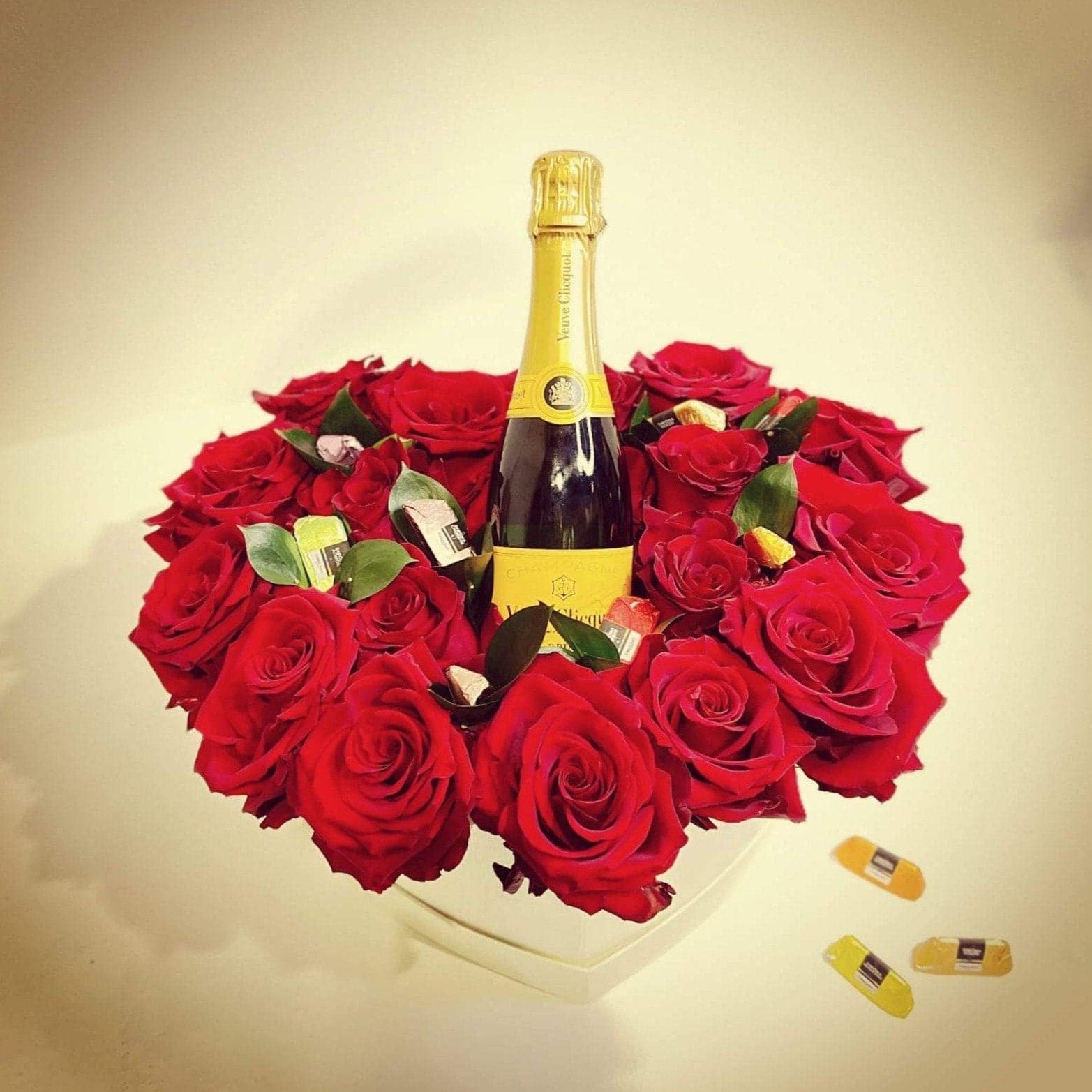 Fiori a domicilio a Milano Set Romantic Roses (con Champagne)