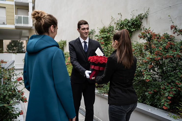 Deluxy consegna a casa in guanti bianchi colazioni, regali fiori e sorprese a Milano, Roma con consegna dai nostri Valet in giacca, cravatta e guanti bianchi per stupire chi ami con regali originali