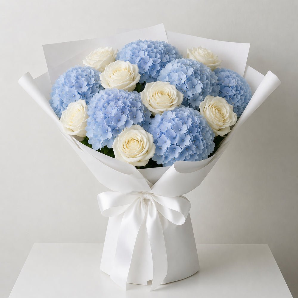 Bouquet di rose bianche e ortensie azzurre con confezione regalo bianca DELUXY