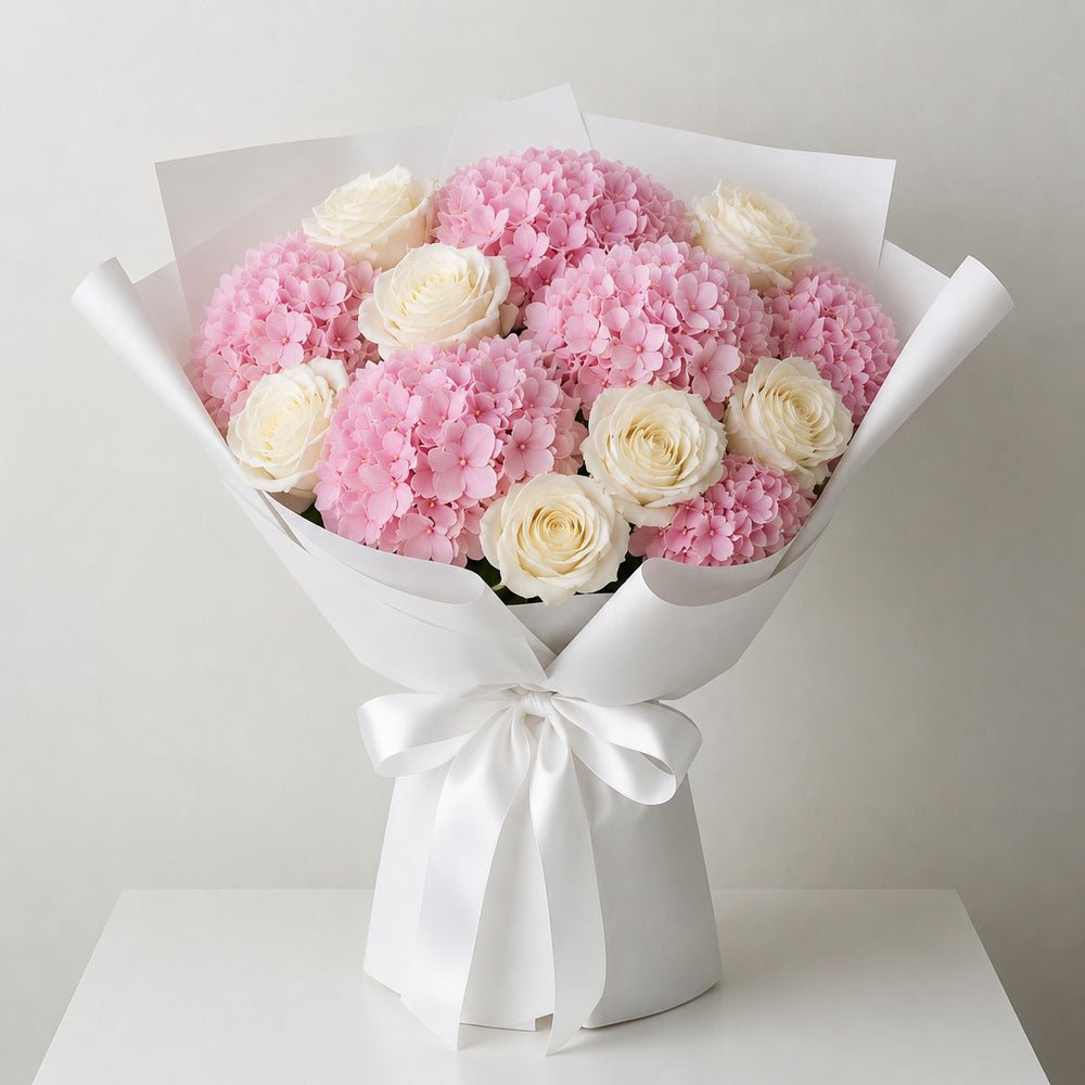 Bouquet di rose bianche e ortensie rosa con confezione regalo bianca DELUXY
