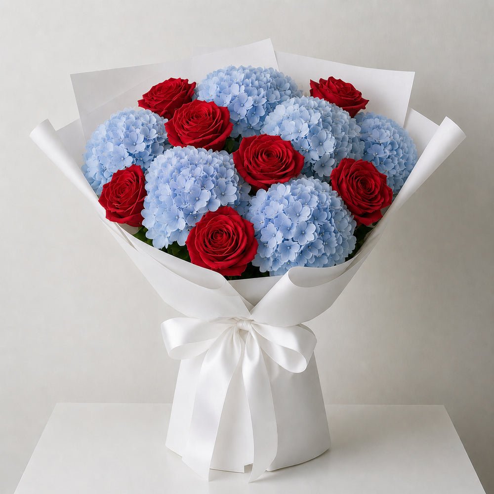 Bouquet di rose rosse e ortensie azzurre con confezione regalo bianca DELUXY