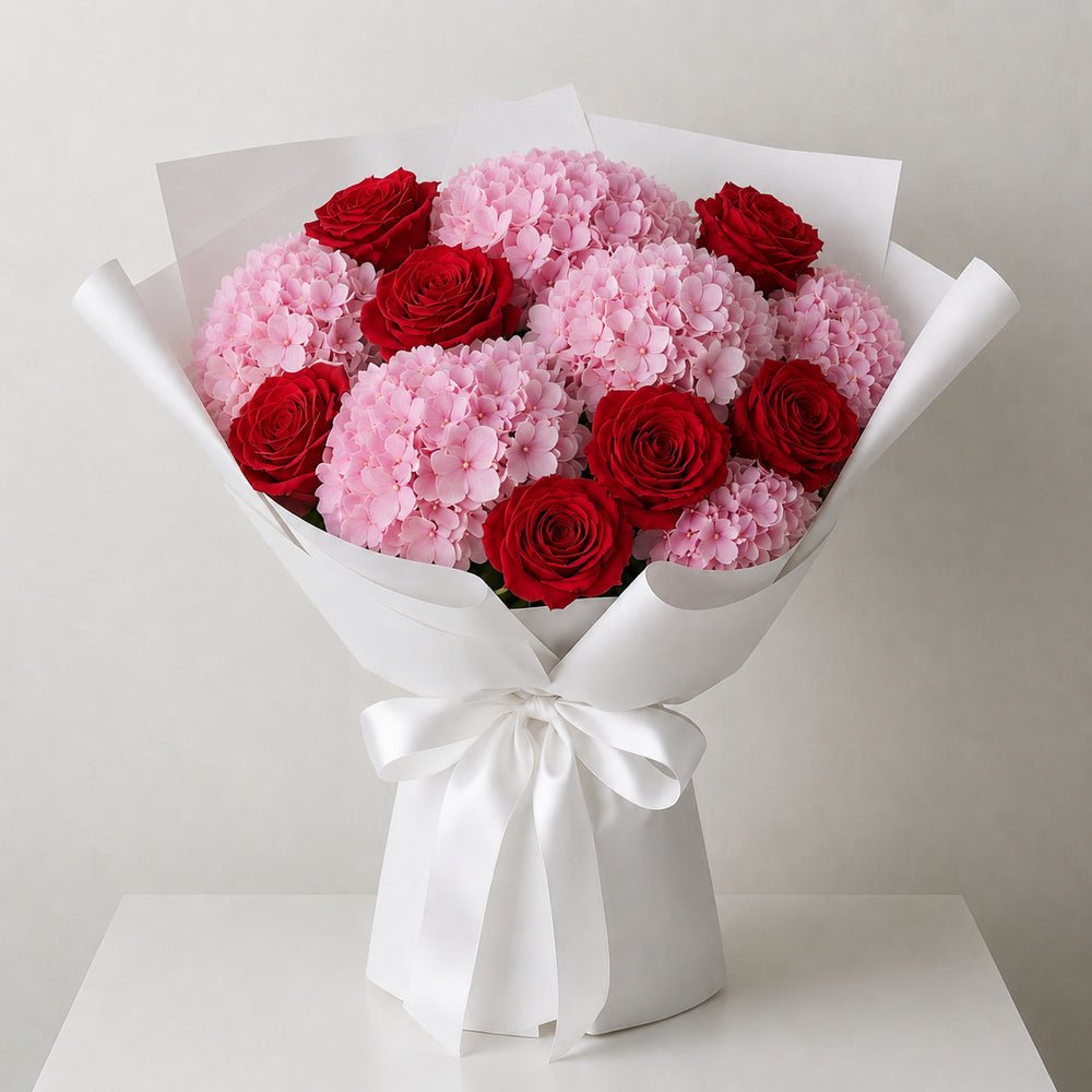 Bouquet di rose rosse e ortensie rosa con confezione regalo bianca DELUXY