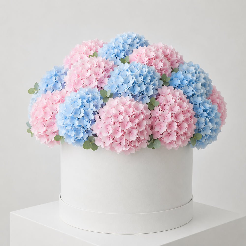 Cappelliera DELUXY di ortensie rosa e azzurre in scatola bianca