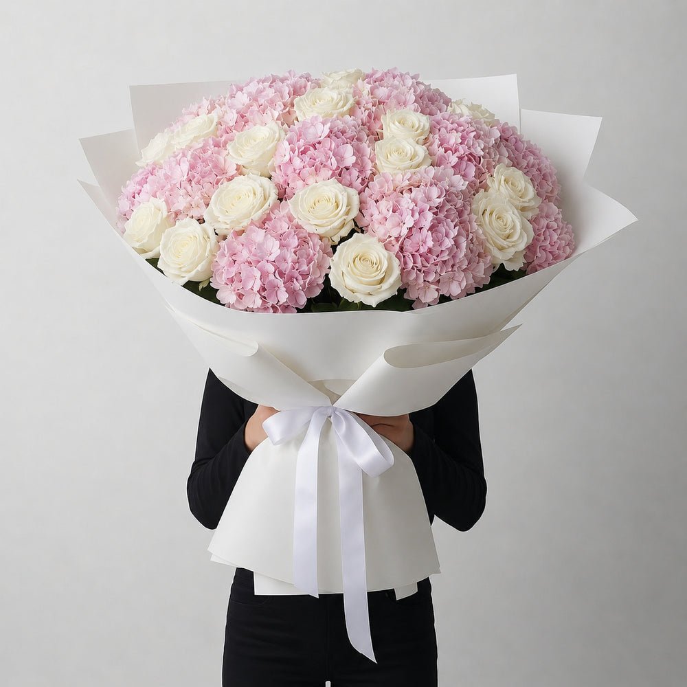 Maxi bouquet di rose bianche e ortensie rosa con confezione regalo bianca DELUXY