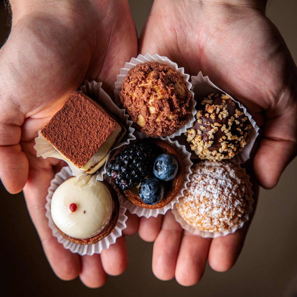 Mignon assortiti di pasticceria fresca DELUXY in mano