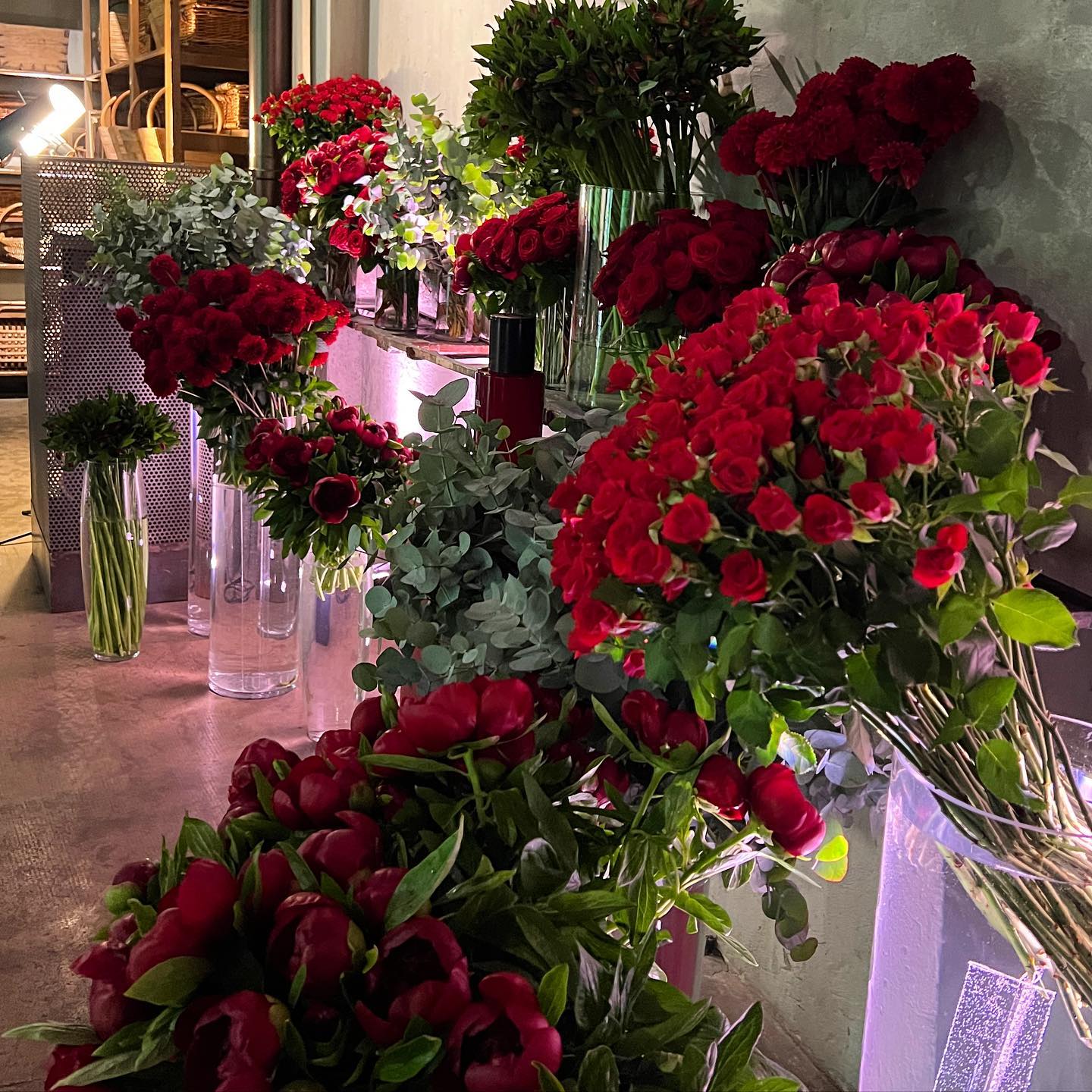 Flowers at home in Milan - Red Roses at home – DELUXY