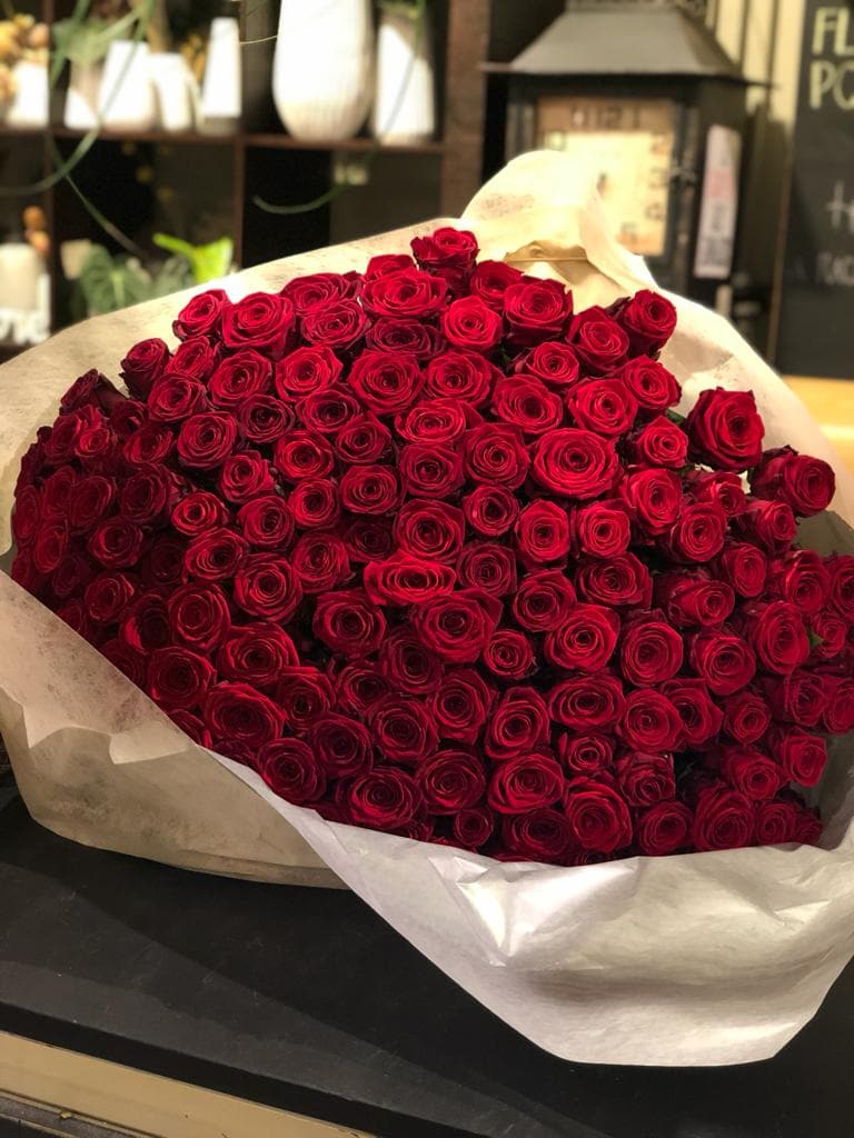 Bouquet Rose Rosse con consegna a Milano a domicilio -300 Rose Rosse Red Naomi - frontale - DELUXY