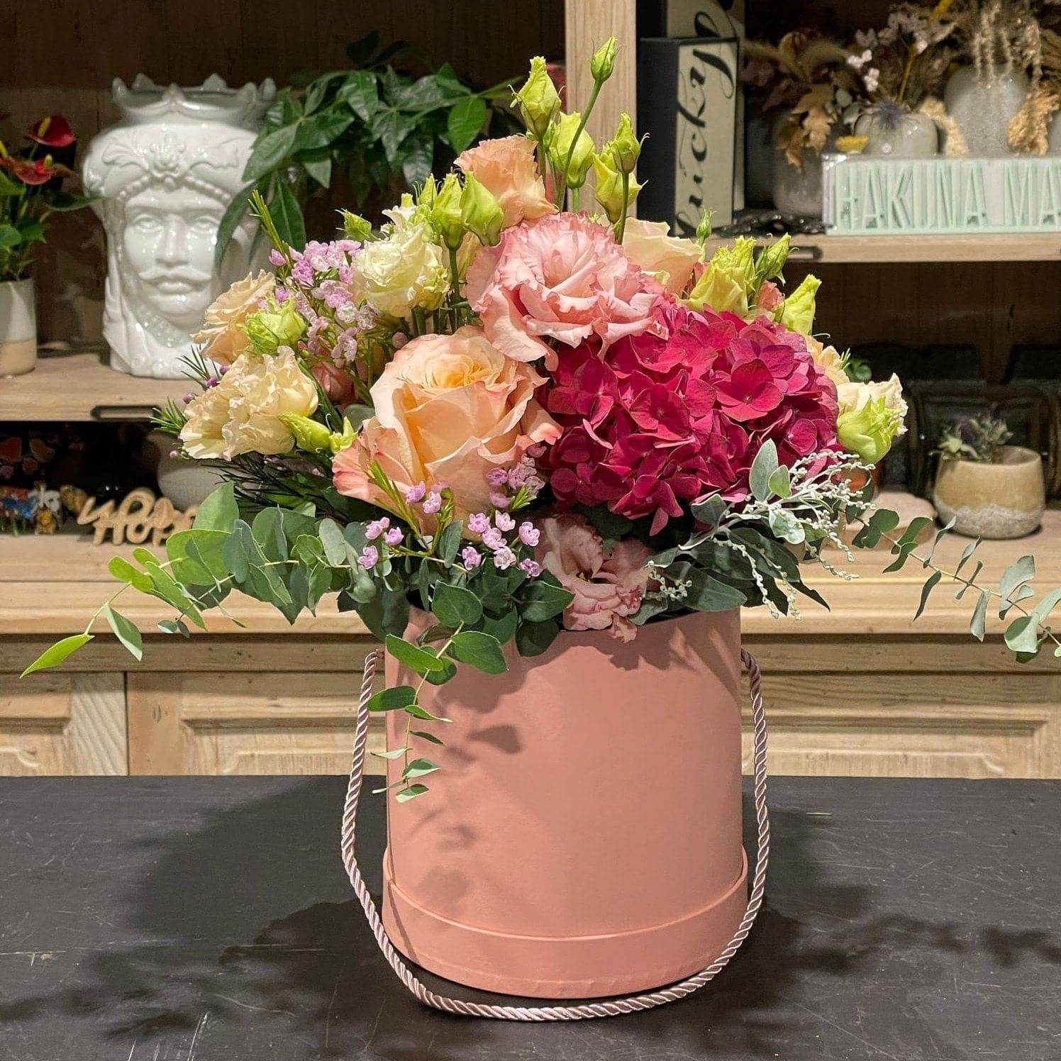 Cappelliera con composizione di fiori rosa consegna fiori a domicilio- DELUXY