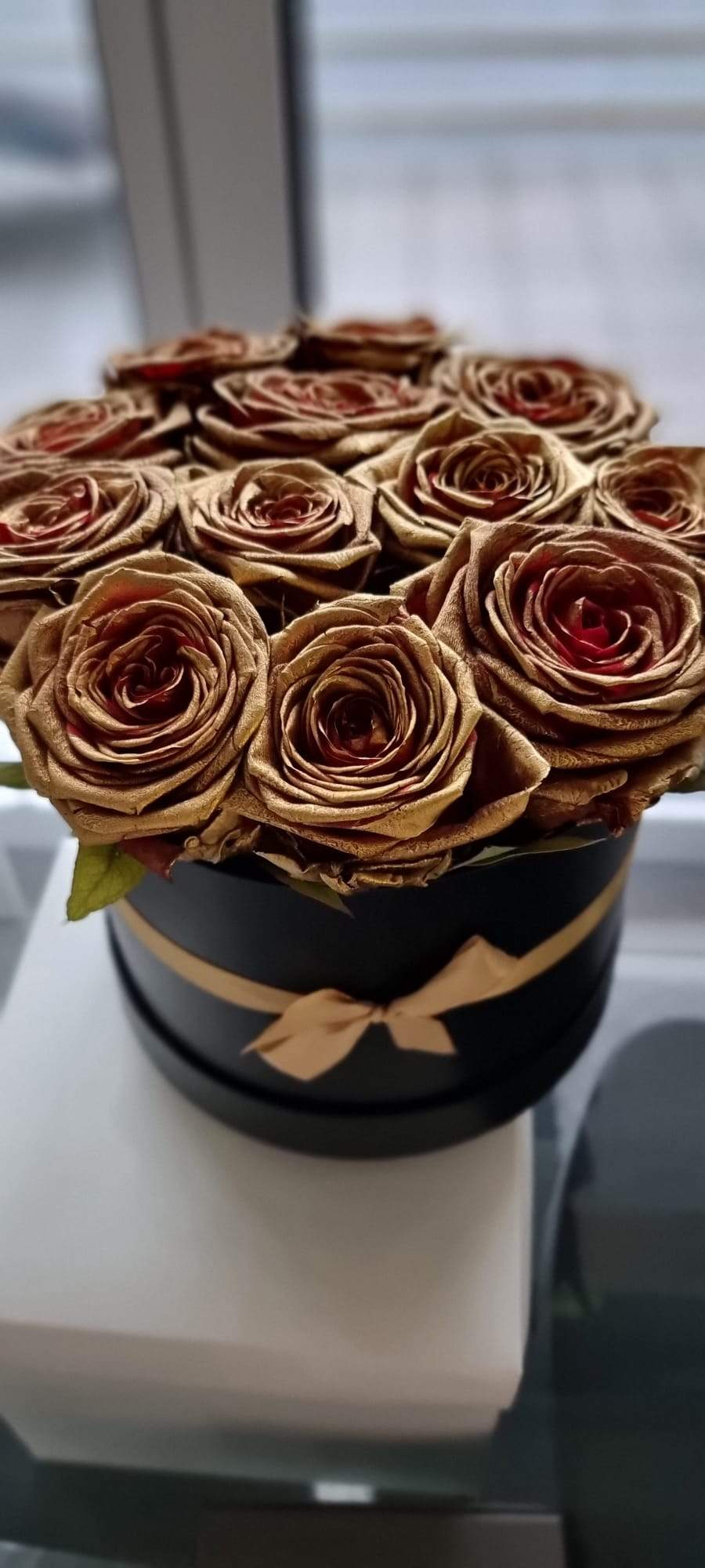 Cappelliera nera con 20 rose oro - DELUXY BOUTIQUE