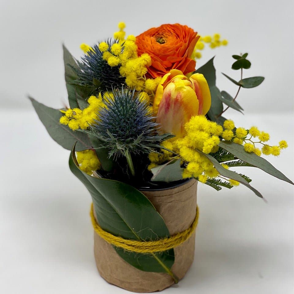 Composizione in vaso: mix di fiori e mimosa - DELUXY